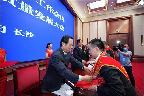 PP电子张学武董事长 获得“优秀中国特色社会主义事业建设者”荣誉称号